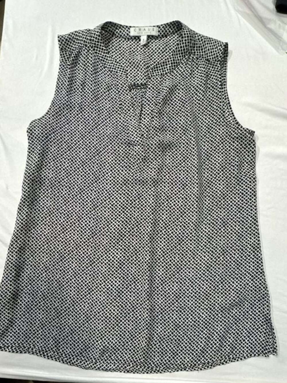 Z616 Chaus New York Black and White Geo. Print Sleeveless Pleat Front Blouse